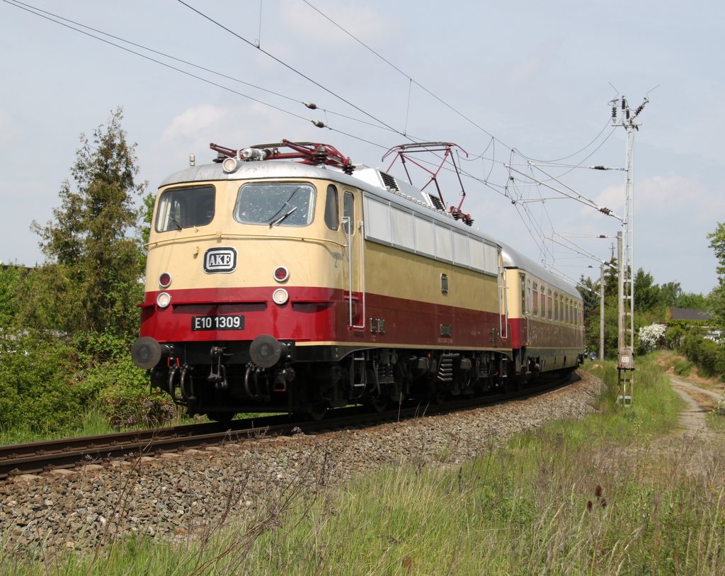 113 309 mit AKE-Sonderzug von Ostseebad Binz nach Koblenz Hbf bei der Gterumgehung in Hhe Rostock Hbf.21.05.2016