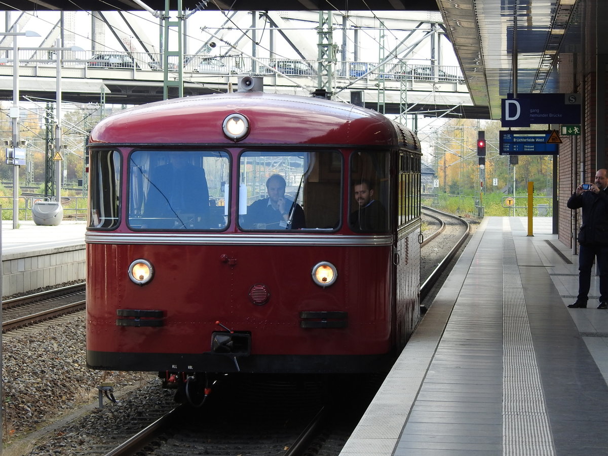 11:32 Uhr Gleis 9 Berlin Gesundbrunnen Sonderfahrt 52294 nach Lichterfelde West und weiter auf der Anschlussbahn zur Märkische Kleinbahn.