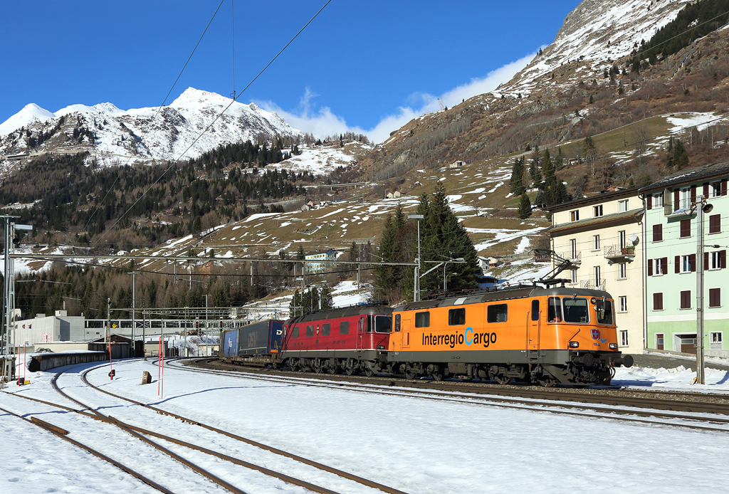 11320 & 11664 approach Airolo whilst hauling an Italy bound container train, 1 Feb 2016