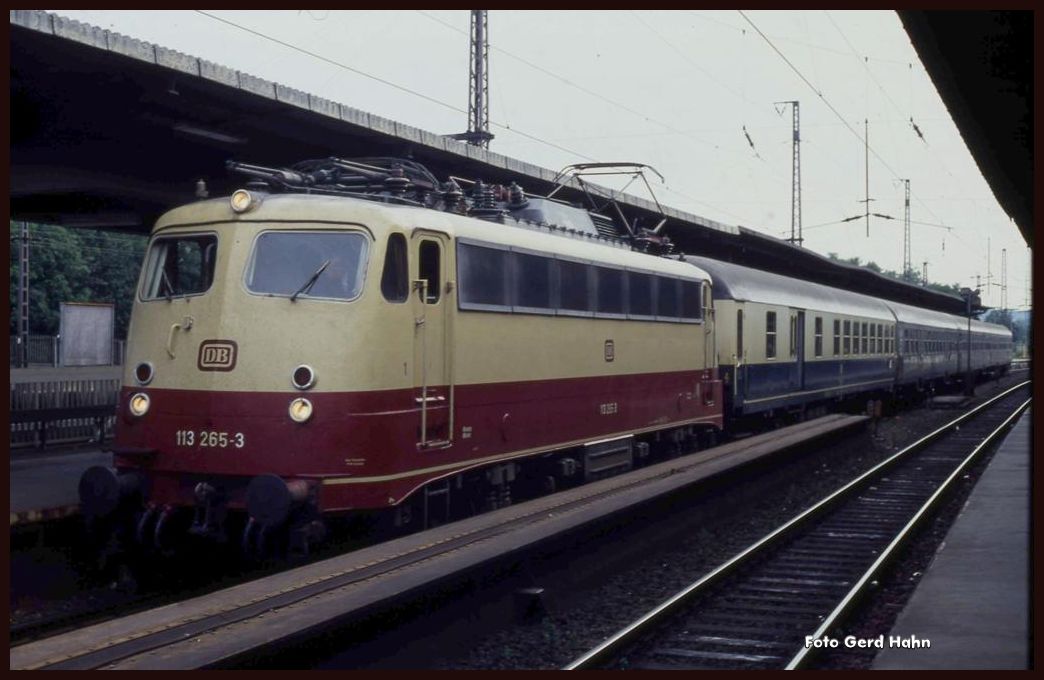 113265 steht mit dem E 3341 nach Hamburg am 25.8.1991 um 17.15 Uhr abfahrbereit im Hautpbahnhof Osnabrück.