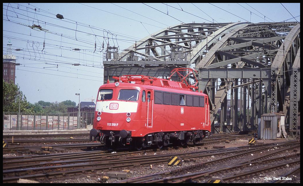 113310 kam am 21.5.1992 solo über die Hohenzollernbrücke in Köln und fährt hier in den HBF Köln ein.