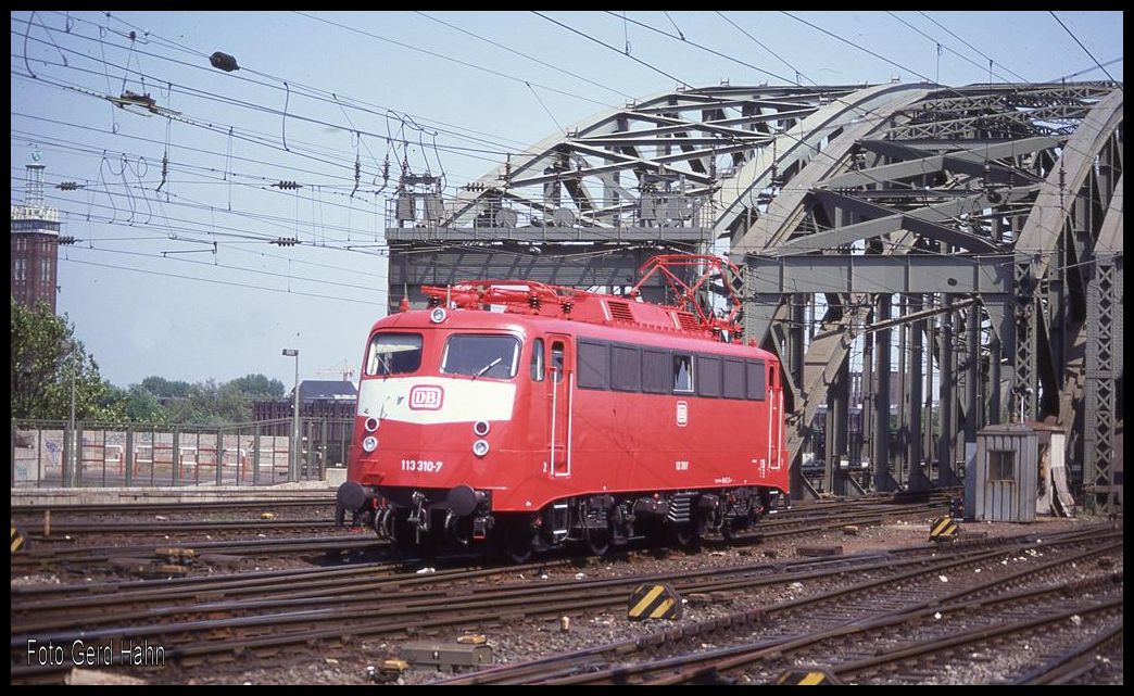 113310 kam am 21.5.1992 um 15.08 Uhr solo über die Hohenzollernbrücke in den HBF Köln gerollt.