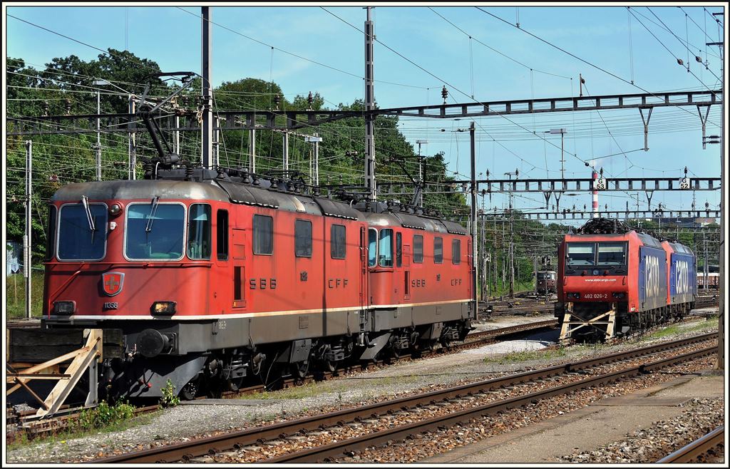 11358 und 11357, sowie 482 026-2 und 482 000-7 stehen abgestellt im Rangierbahnhof Muttenz. (04.09.2014)