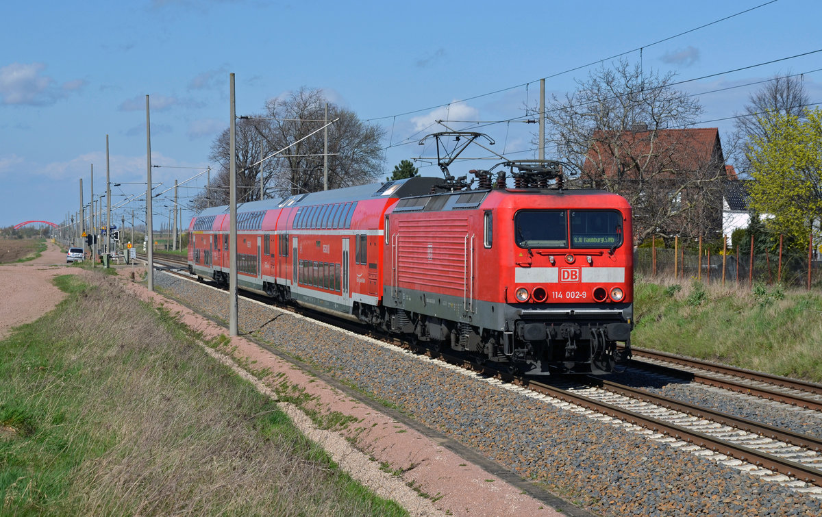 114 002 hat mit einem RE aus Magdeburg soeben den Haltepunkt Arensdorf verlassen und setzt nun ihre Fahrt nach Naumburg fort. Wegen Bauarbeiten in Halle(S) werden die RE bis Naumburg verlängert.
