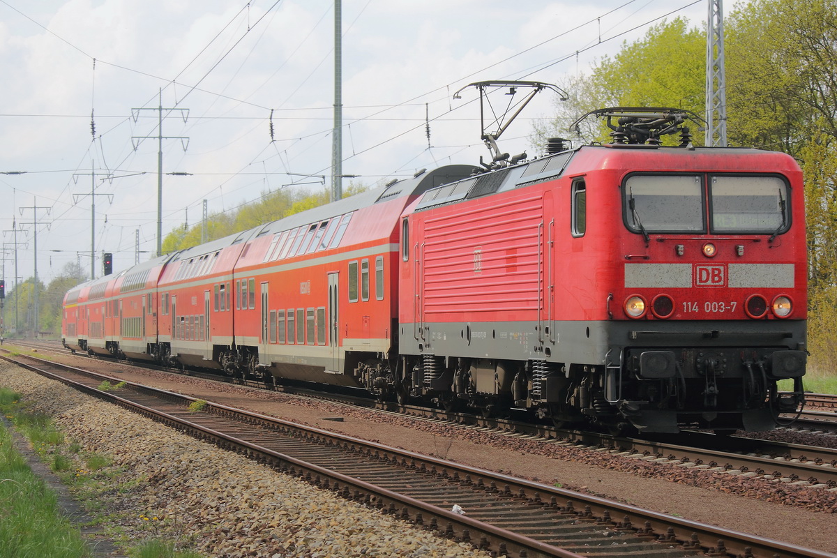 114 003-7 mit dem RE 3 nach Elsterwerda 21. April 2014  zwischen Bahnhof Berlin-Lichterfelde Ost und dem Bahnhof  Blankenfelde (Teltow-Fläming) bei km 24.4 auf dem südlichen Berliner Außenring bei Diedersdorf.

