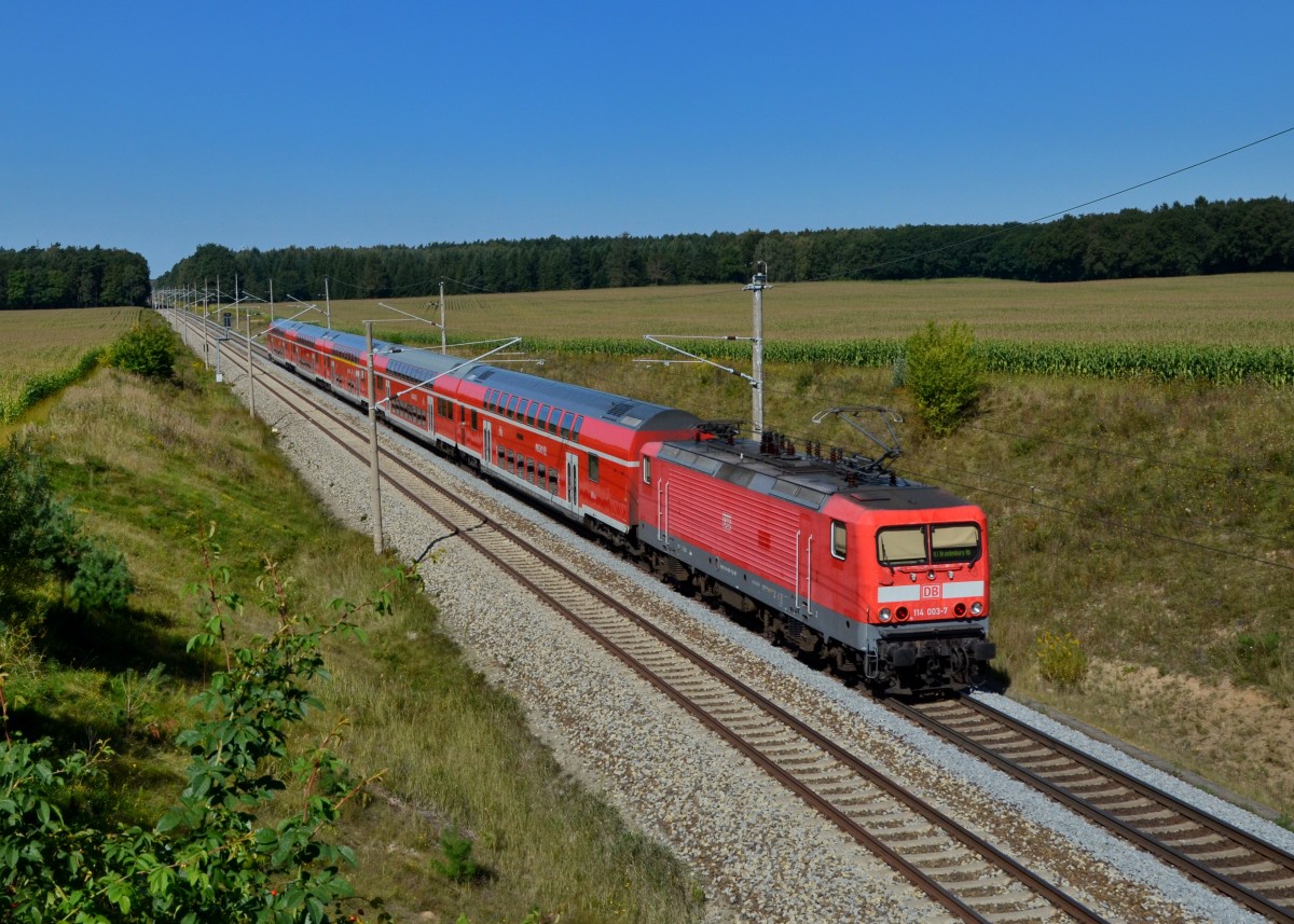 114 003 mit einem RE am 28.08.2014 bei Frankfurt-Rosengarten. 
