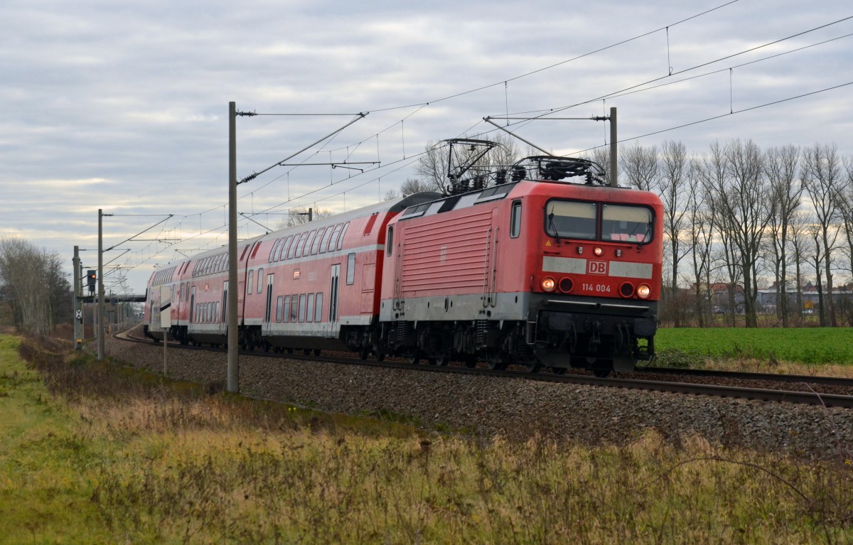 114 004 diente am 17.12.15 als Zuglok für einen RE von Leipzig nach Magdeburg, fotografiert bei der Durchfahrt in Benndorf.