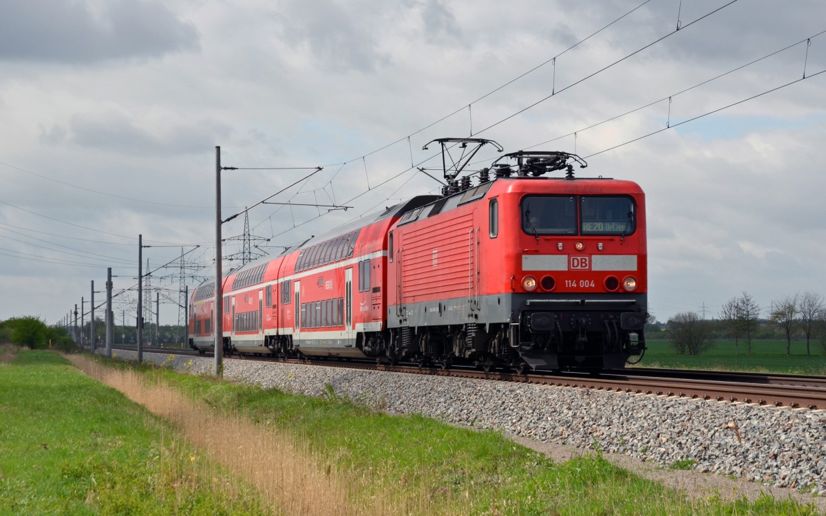 114 004 hatte am 10.04.14 einen RE von Halle(S) nach Uelzen zu befördern als sie durch Braschwitz rollte.