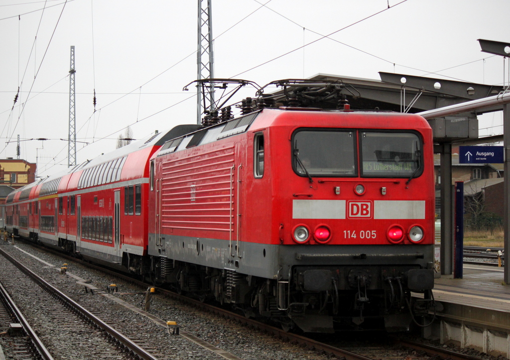 114 005-2 mit RE 4363 von Rostock Hbf nach Lutherstadt Wittenberg hatte bis zu Abfahrt noch 1 Stunde Zeit.02.01.2014 