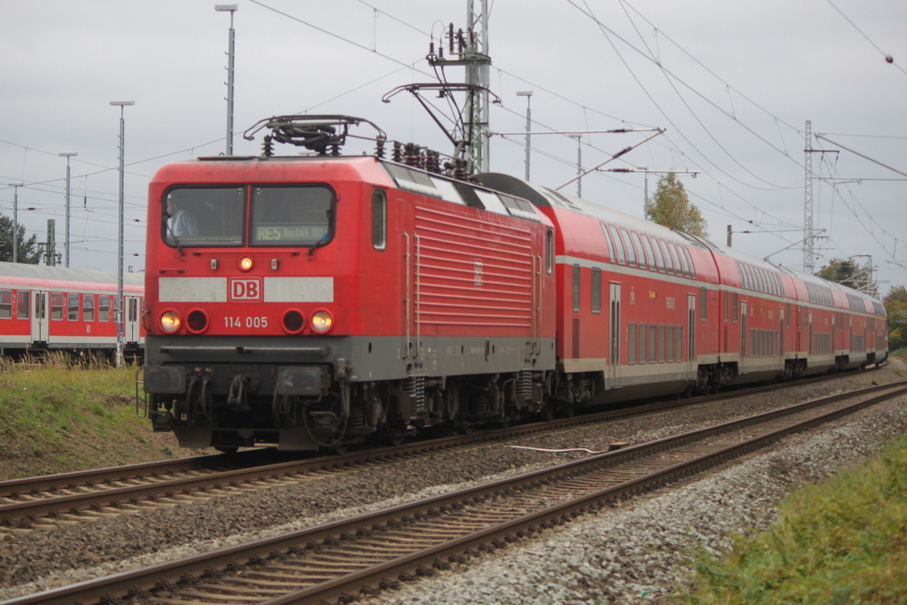 114 005 mit RE 4356 von Elsterwerda nach Rostock Hbf via Plaaz bei der Einfahrt im Rostocker Hbf.11.10.2019