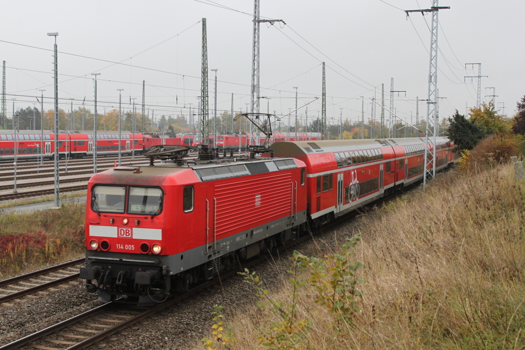 114 005 mit RE5(RE 4356)von Wünsdorf-Waldstadt nach Rostock Hbf bei der Einfahrt im Rostocker Hbf.21.10.2016 