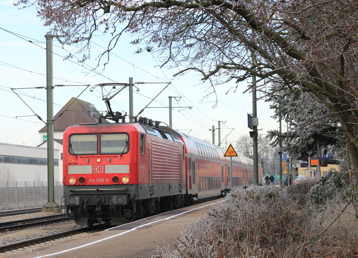 114 006 mit RE Nürnberg-Stuttgart am 27.12.2018 auf Gleis 1 in Crailsheim. 