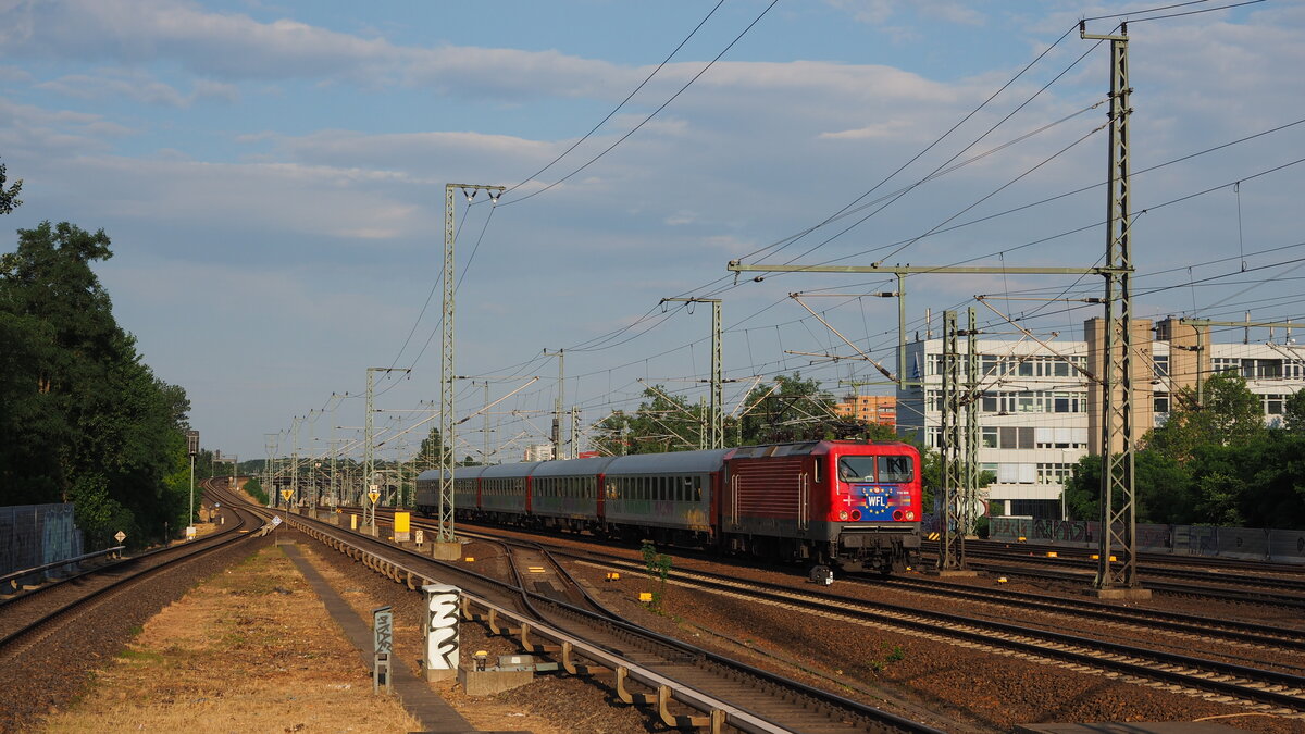 114 006 der WFl zieht den D 300 (Nachtzug Berlin-Stockholm) kurz nach der Abfahrt von B-Gesundbrunnen durch Stresow, hier schon mit ca. 12 min Verspätung.
Am Haken der mit schön anzusehenden Folie beklebten Lok sind 5 Sitz- und Liegewagen.

Berlin, der 28.06.2021