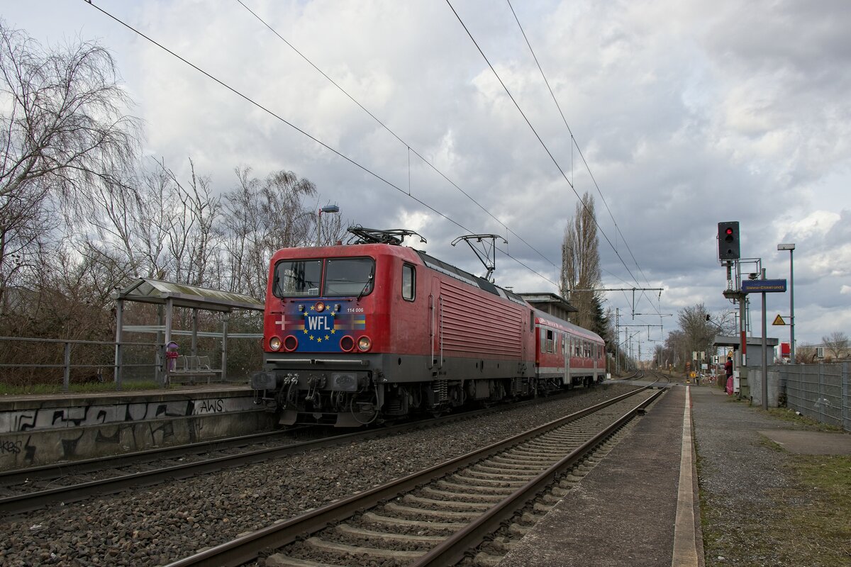 114 006 der WFL zieht einen der ersten Ersatzzüge auf der Linie RB 46 nach der Übernahme durch DB Regio, hier im Bahnhof Bochum-Riemke (19.02.2022)