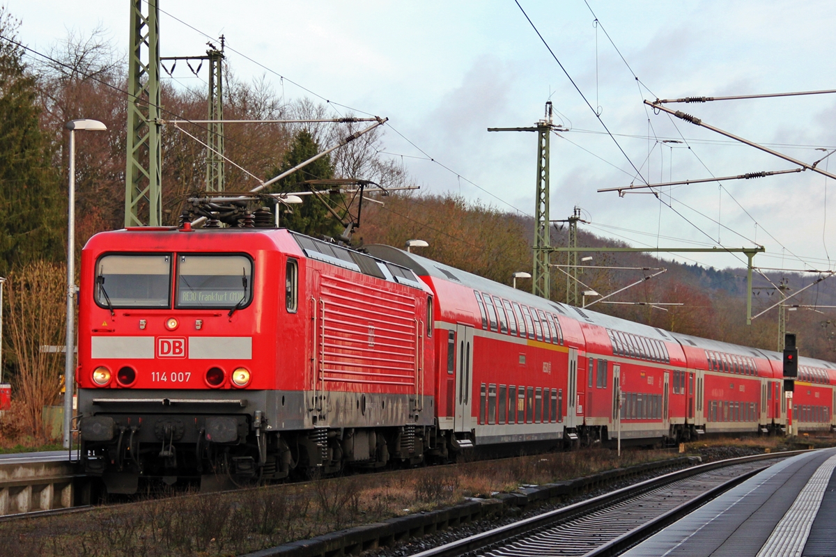 114 007 als RE 4155 von Kassel HBF nach Frankfurt(M) HBF. Baunatal-Guntershausen 21.02.2014