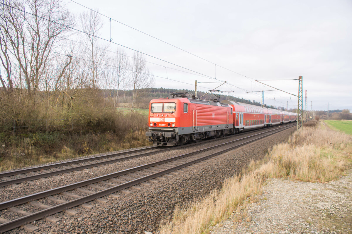 114 007 ist am 23.11.2021 als RE in Richtung Frankfurt/M. unterwegs,gesehen bei Kerzell.