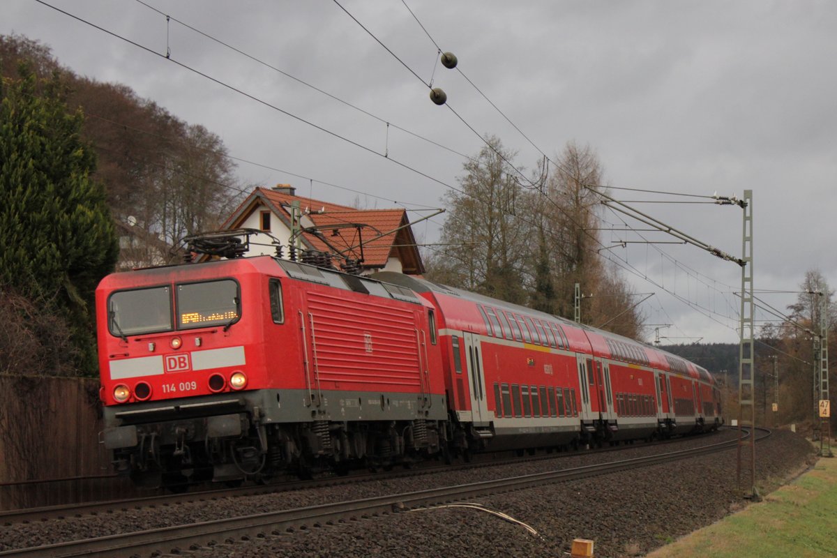 114 009 fährt einen Regionalexpress mit sechs Doppelstockwagen an Haitz-Höchst vorbei. Die Linie RE50 verbindet Fulda stündlich mit Frankfurt am Main, über die Kinzigtalbahn.