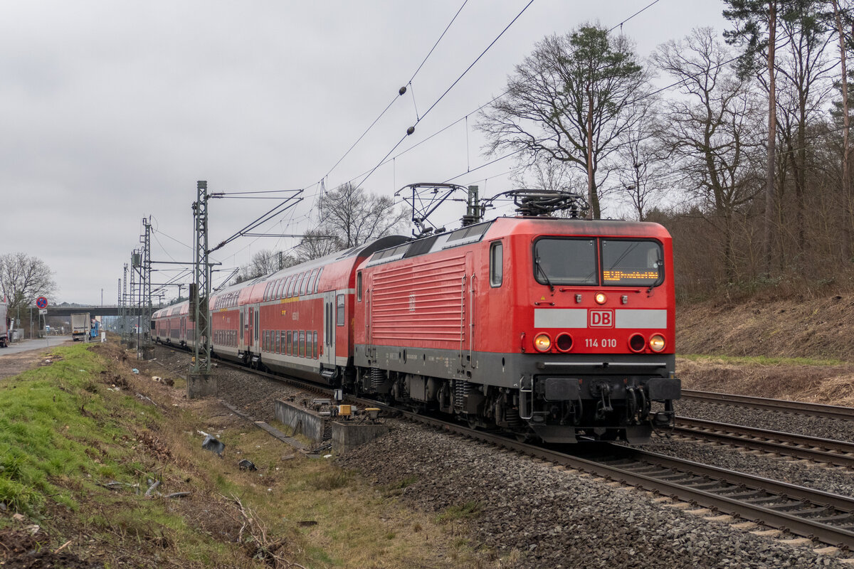114 010 mit einer RE 50-Garnitur nach Frankfurt Hbf am 15.01.2022 in Langenselbold.