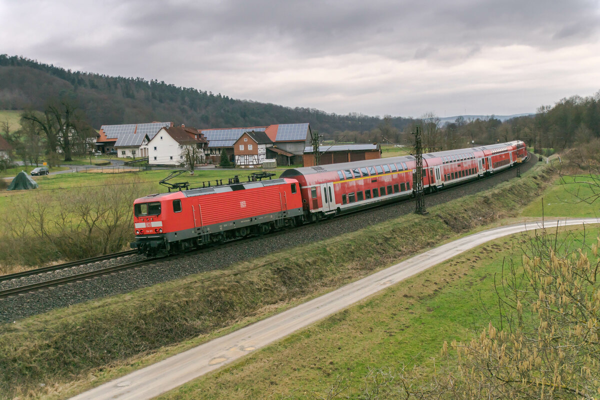 114 011-0 passiert am 09.02.2022 als RE 50 Hermannspiegel.