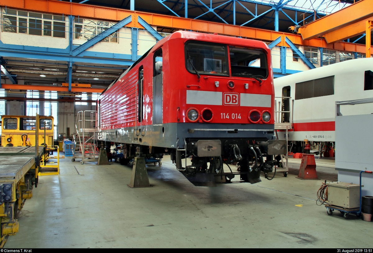 114 014-4 von DB Regio Mitte steht aufgebockt in der Werkhalle 1 des DB Werk Dessau (DB Fahrzeuginstandhaltung GmbH).
Aufgenommen während des Tags der offenen Tür anlässlich 90 Jahre Instandhaltung elektrischer Lokomotiven.
[31.8.2019 | 13:51 Uhr]