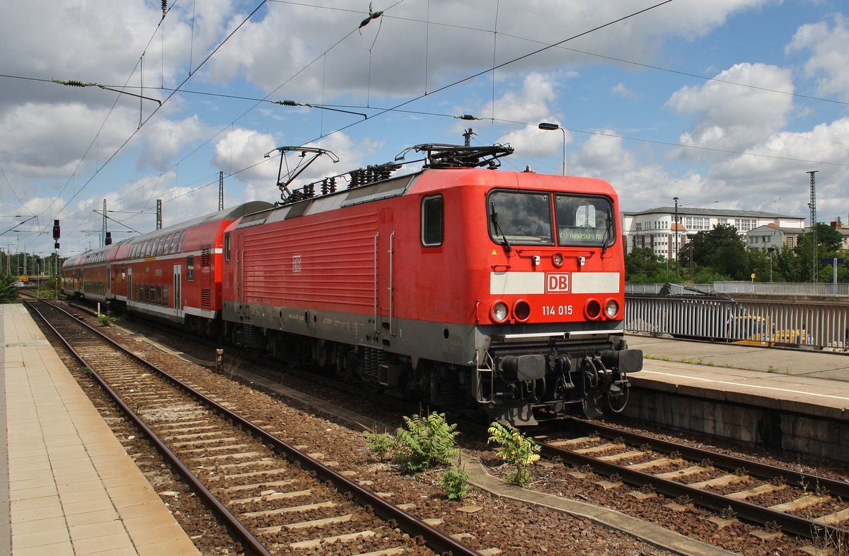 114 015 erreicht am 1.8.2016 mit einem RE13 (RE17688) von Leipzig Hauptbahnhof den Magdeburger Hauptbahnhof.