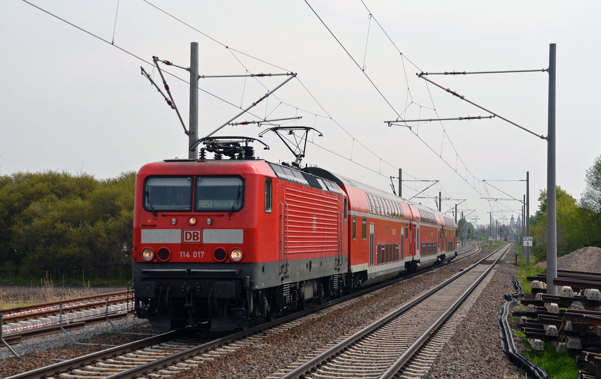114 017 erreicht mit einer RB nach Dessau am 01.05.16 den Haltepunkt Wittenberg-Piesteritz. Während die beiden Streckengleise fertig gestellt sind wird am Ausweichgleis noch gearbeitet. Auch die alten Gleise sind noch nicht beräumt.