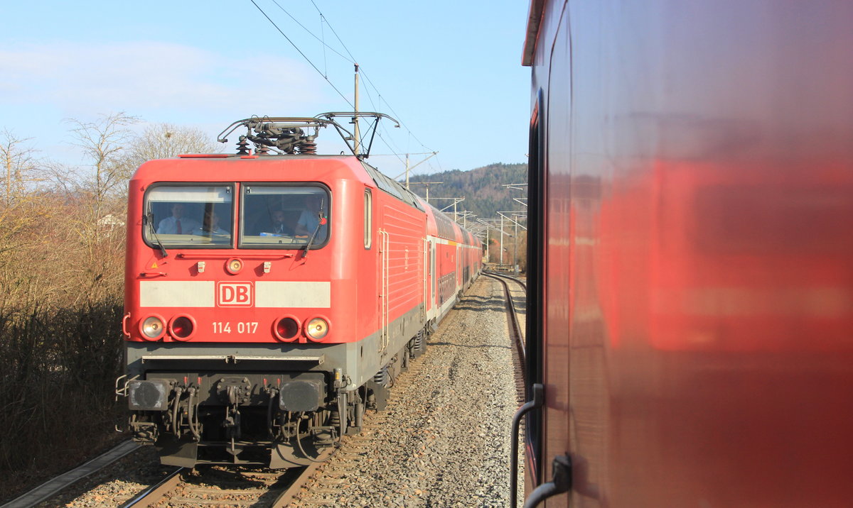 114 017 mit RE Nürnberg-Stuttgart am 16.02.2017 bei der Einfahrt in Fornsbach. Die Aufnahme entstand aus dem kreuzenden RE Stuttgart-Hessental. 