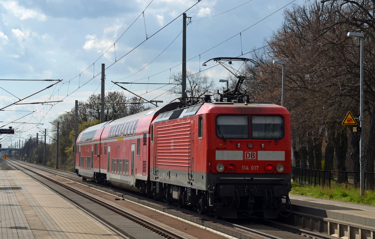 114 017 verlässt mit ihrer RB von Wolfen nach Halle(S) am 06.04.16 den Haltepunkt Brehna.