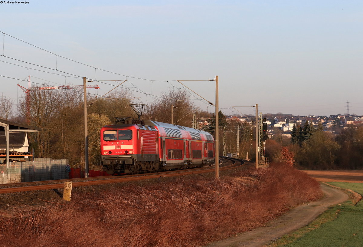114 018 mit dem RE 15217 (Limburg(Lahn)-Frankfurt(Main)Hbf) bei Ennerich 29.3.21