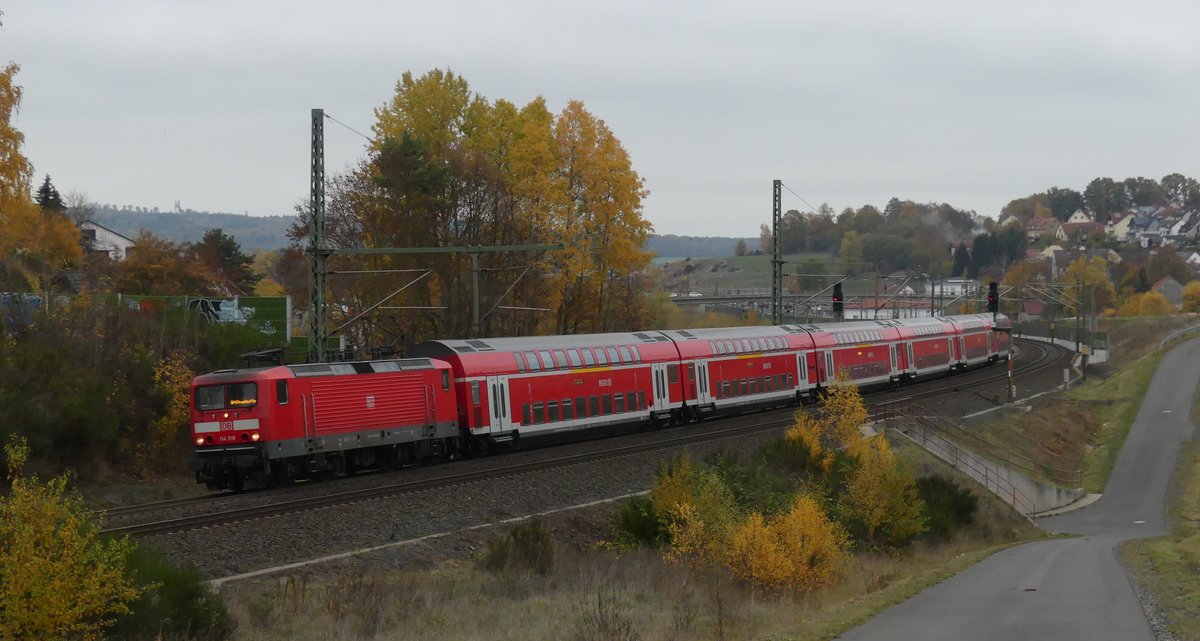 114 018 zieht einen RE50 nach Frankfurt durch Neuhof. Aufgenommen am 4.11.2018 16:21
