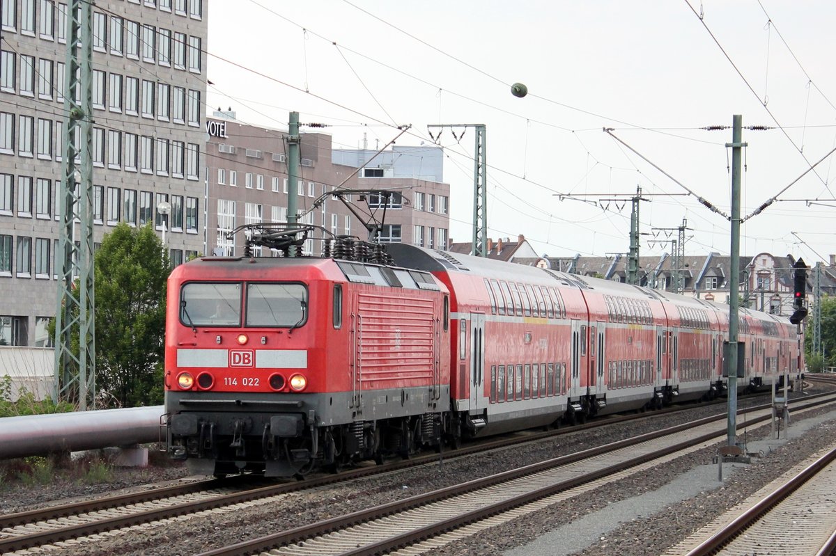 114 022 kommt mit ihren sechs Doppelstockwagen am Freitag Abend zurück nach Frankfurt, aufgenommen am Bahnhof Messe. Der Zug ist Zur Hauptverkehrszeit als Verstärkerzug von dort aus nach Gießen gefahren. Wenn die Leerfahrt dann zum zweiten Mal am Hauptbahnhof ist, geht es um 19:01 ein weiteres Mal nach Gießen.