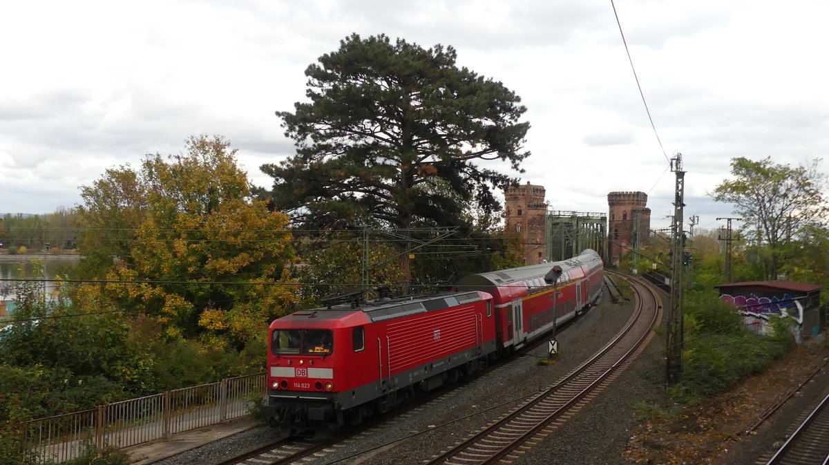 114 023 verlässt mit einer RB75 nach Wiesbaden die Mainzer Südbrücke. Aufgenommen am 27.10.2018 16:11