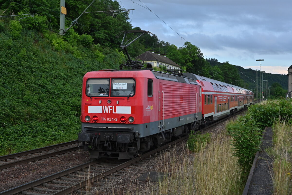 114 024-3 schiebt den RE10a von Neckarelz nach Heilbronn aus  
Neckarzimmern am 24.6.2021