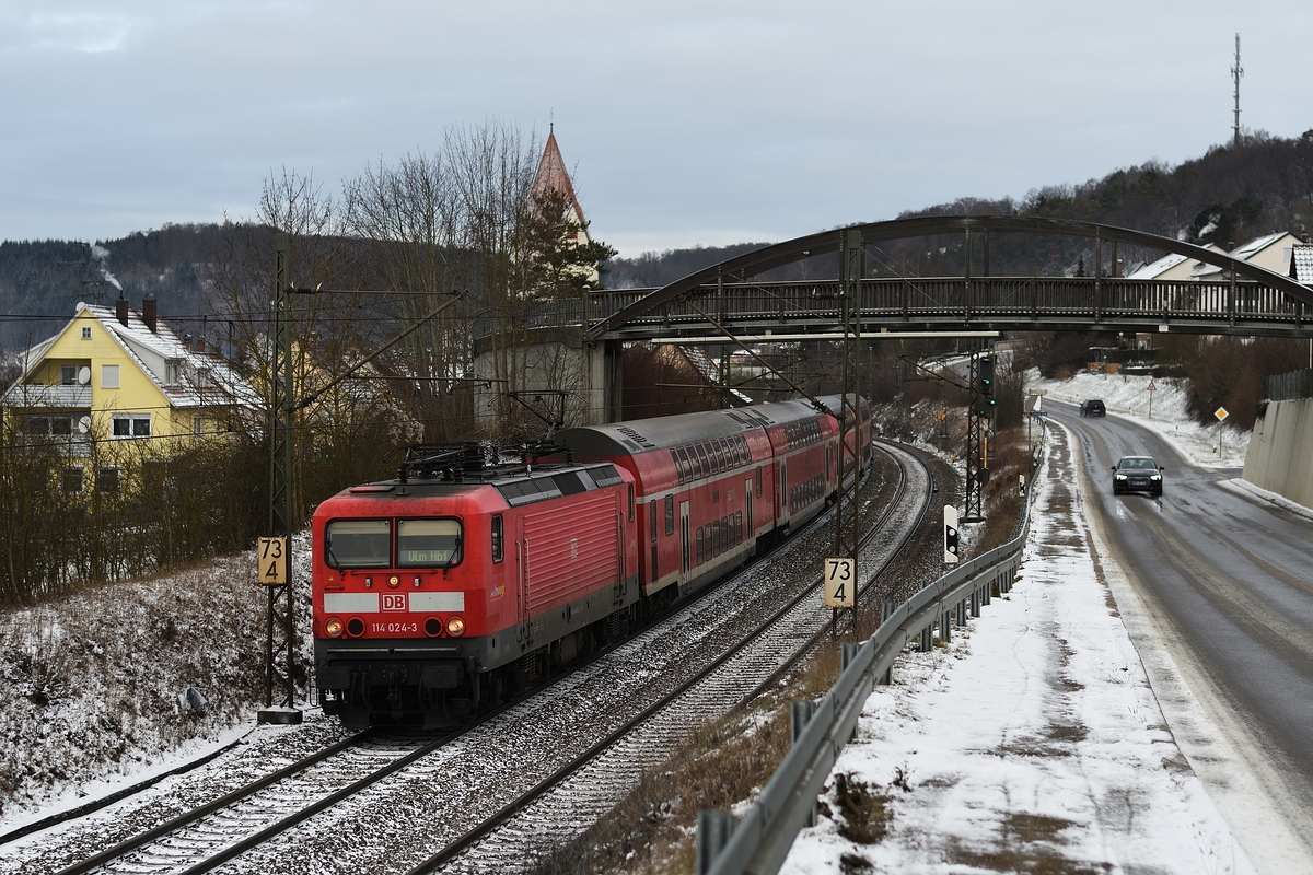 114 024 bespannte am 3. Januar 2019 eine RB von Stuttgart nach Ulm. Das Bild entstand in Lonsee.