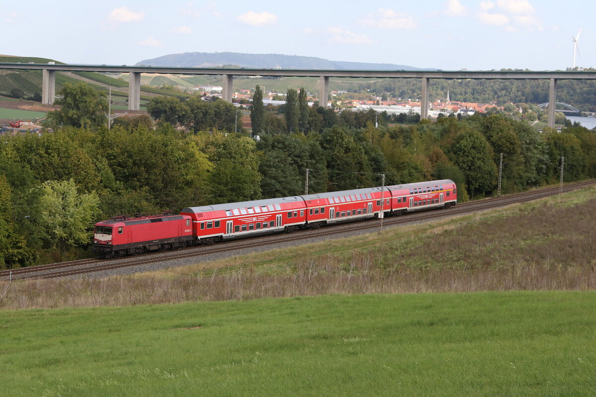 114 024 war am 17. September 2023 mit einem  Ersatzzug  bei Marktbreit auf dem Weg nach Würzburg.