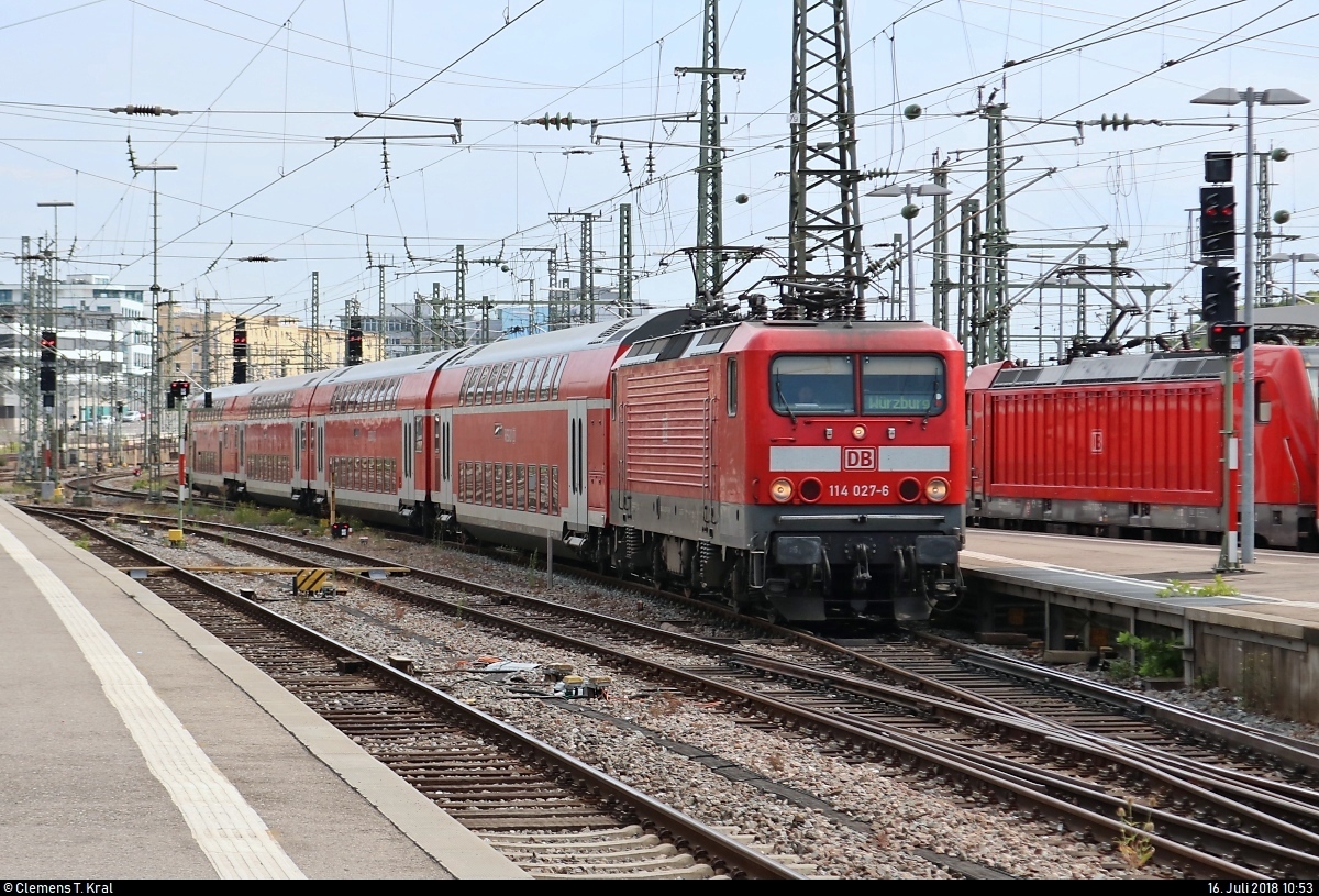 114 027-6 von DB Regio Baden-Württemberg als RE 19055 von Würzburg Hbf erreicht seinen Endbahnhof Stuttgart Hbf abweichend auf Gleis 7.
[16.7.2018 | 10:53 Uhr]