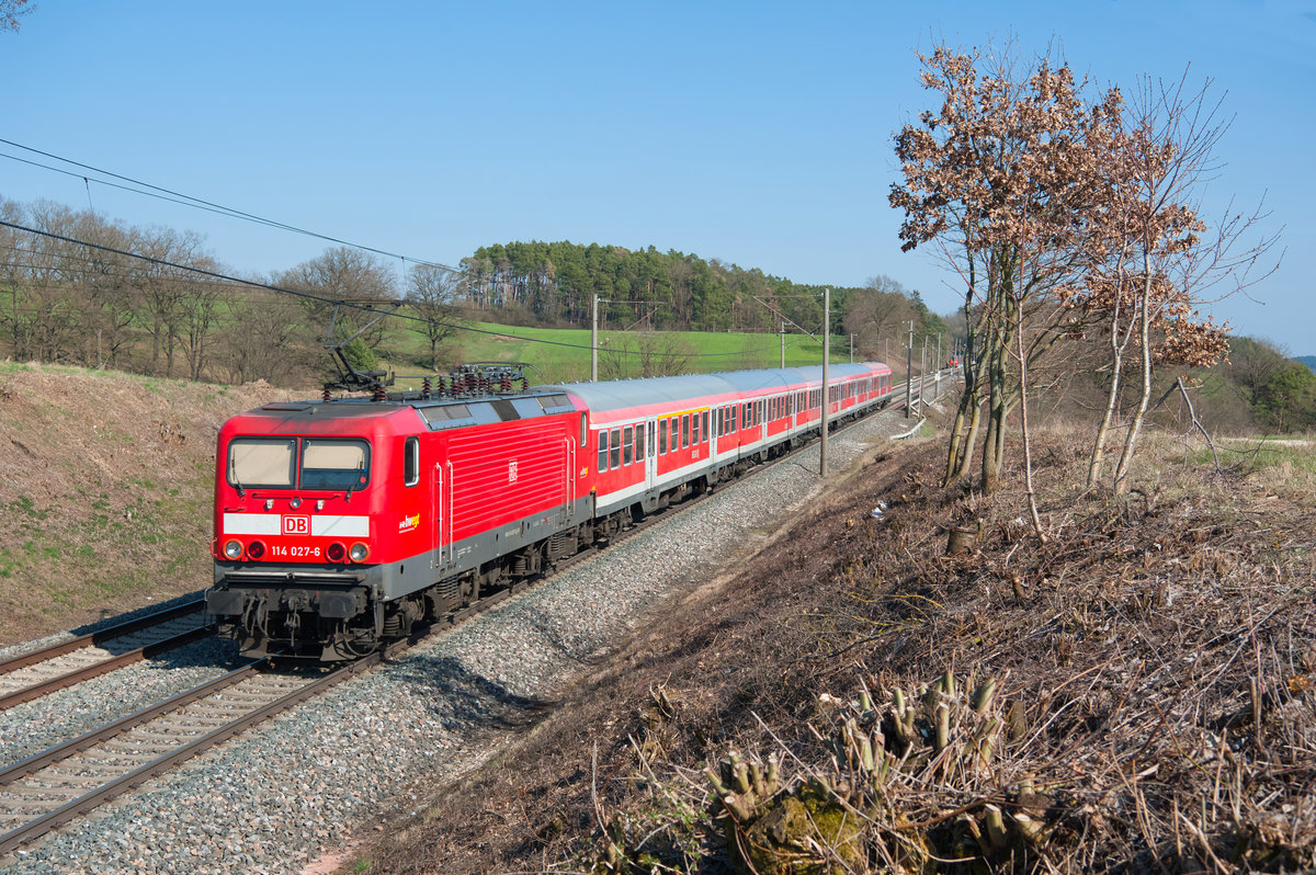 114 027 schiebt den 19911 von Stuttgart Hbf nach Nürnberg Hbf bei Ansbach, 29.03.2019