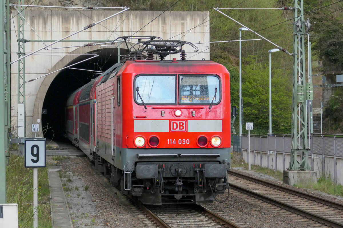 114 030 taucht mit einer RB 20 nach Frankfurt Hbf aus dem Eppsteiner Tunnel auf
 Lok mittlerweile z-gestellt und Verkehr auf der Strecke auf 146 umgestellt.