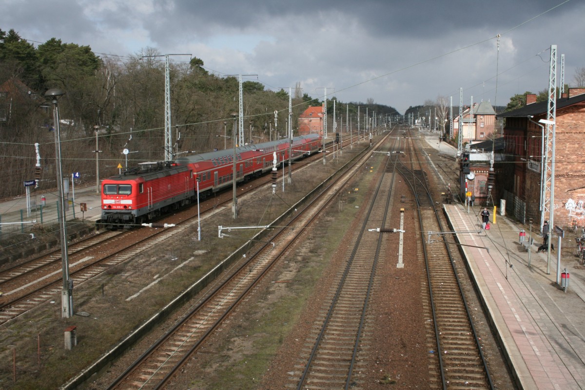 114 035 mit RE 38445 (Schwedt–Wnsdorf-Waldstadt) am 16.03.2010 in Rangsdorf; aufgrund der Bahnhofsmodernisierung im Zuge des Ausbaus der Strecke Berlin–Dresden steht hier inzwischen kein Stein mehr auf dem anderen.