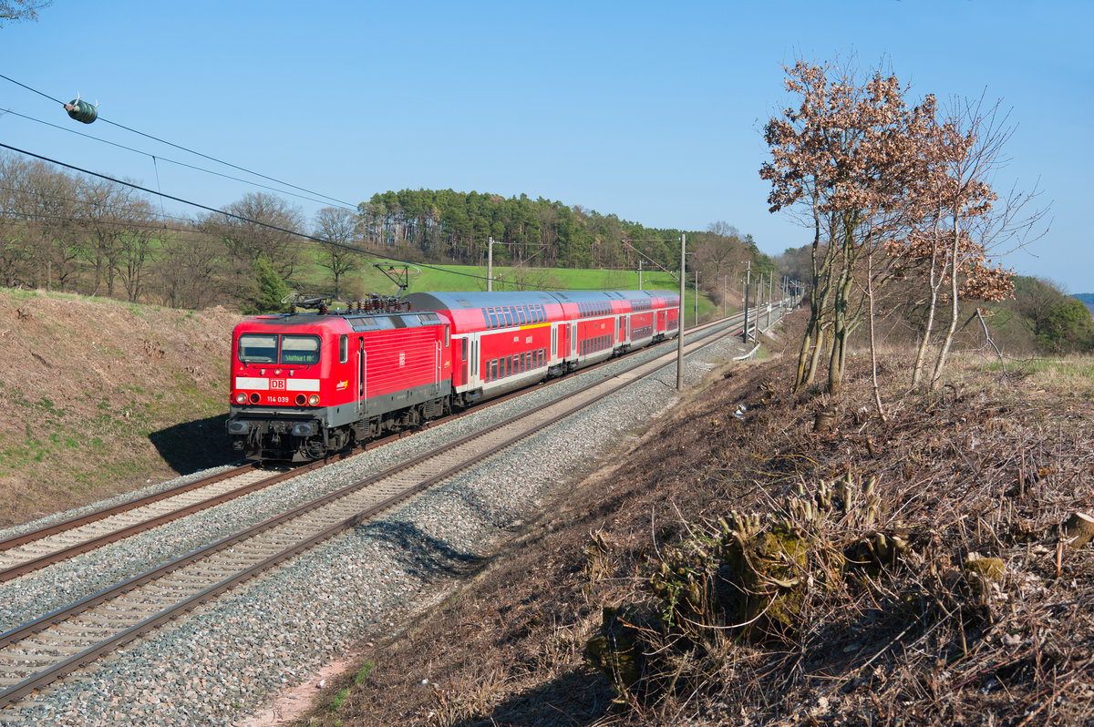 114 039 mit dem RE 19910 von Nürnberg Hbf nach Stuttgart Hbf bei Ansbach, 29.03.2019