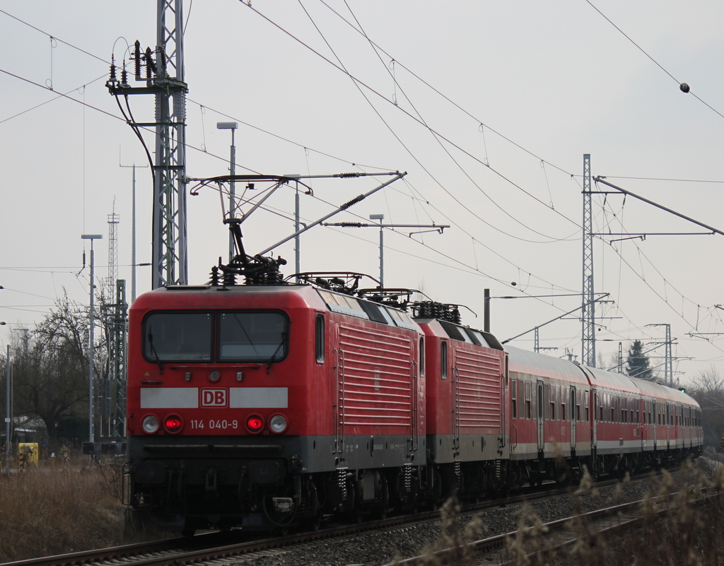 114 040-9+143 210-3 mit IRE18539 von Rostock Hbf nach Berlin Hbf(tief) bei der Ausfahrt im Rostocker Hbf.28.02.2014