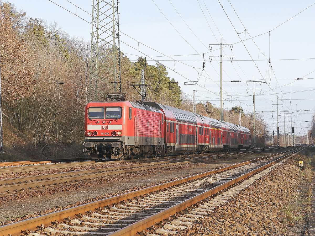 114 040 mit einem RE 5 nach Stralsund am 29. Dezember 2019 bei Diedersdorf.
Ergänzung zum Fotoort, es handelt sich hier um den unter  KBS 203 - Ortsteil Diedersdorf seit 2013 beschriebenen Fotopunkt.