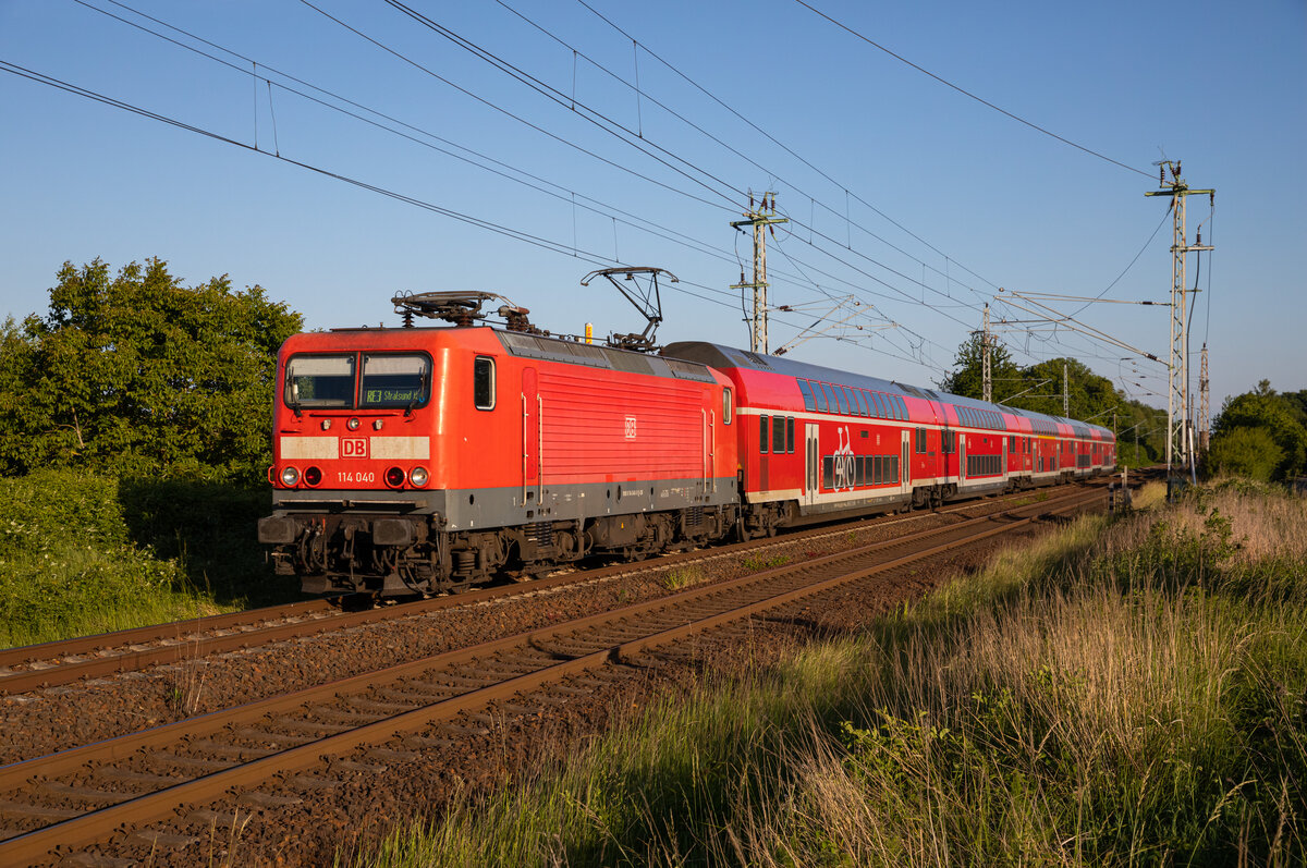 114 040 mit einem RE3 von Eberswalde nach Stralsund am 13.06.2023 kurz vor dem Ziel am Abzweig Srg.