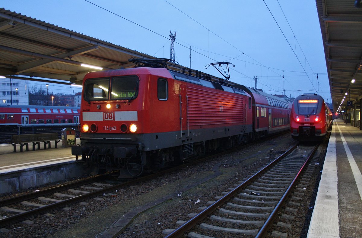 114 040 trifft am 12.2.2017 mit dem RE3 (RE3313) von Stralsund Hauptbahnhof nach Berlin Hauptbahnhof (tief) in Berlin Lichtenberg auf 442 325-7 als RB14 (RB93629)  Airport-Express  von Berlin Lichtenberg nach Berlin Schönefeld Flughafen. 