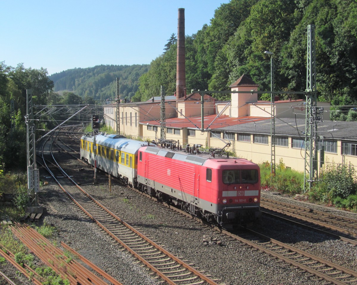 114 501-0 zieht am 28. September 2013 einen Messwagen durch Kronach in Richtung Saalfeld.