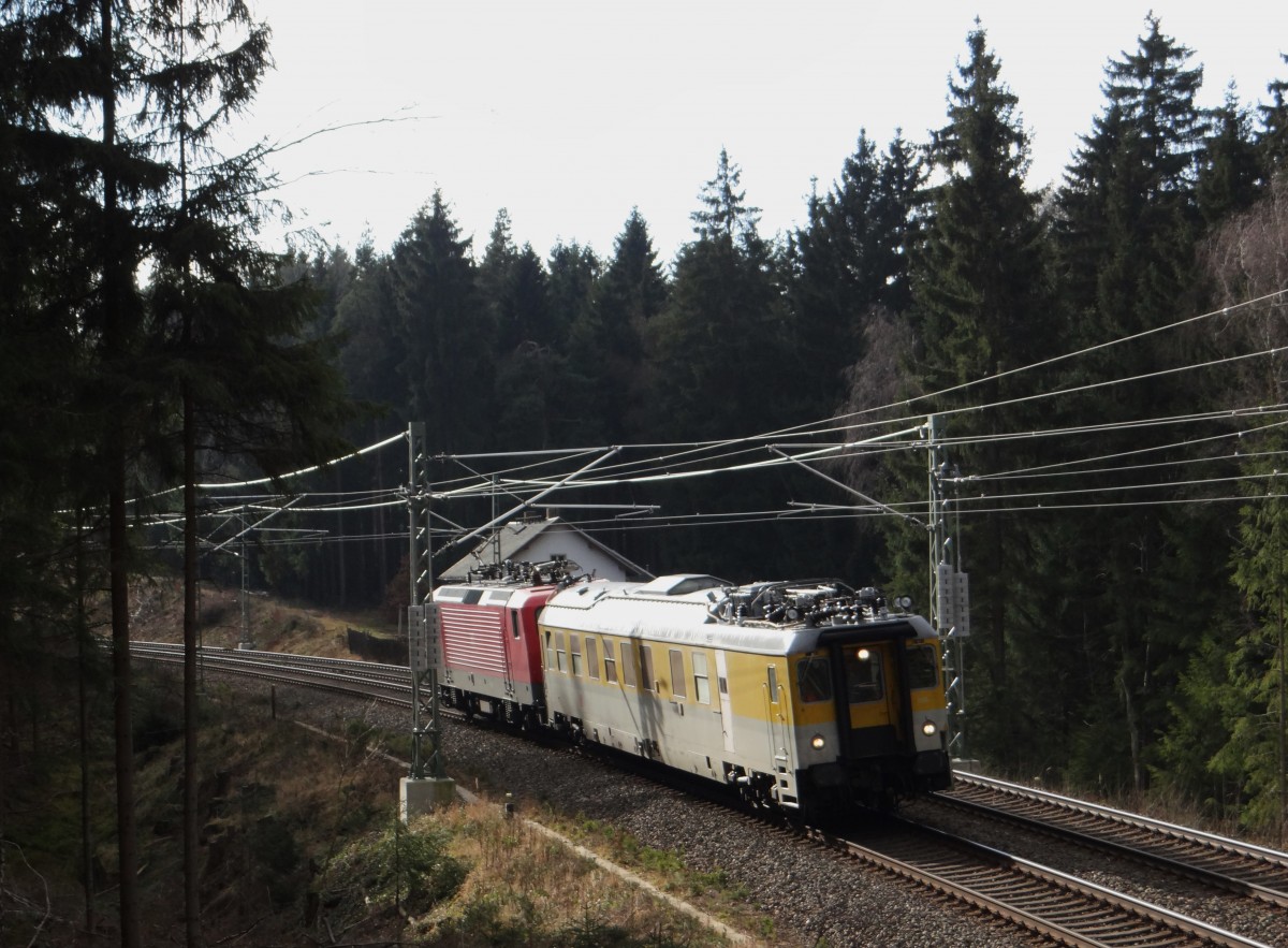 114 501 hatte am 20.02.14 Messfahrten zwischen Zwickau-Hof und zurück.
Hier zusehen bei Mehltheuer/V.