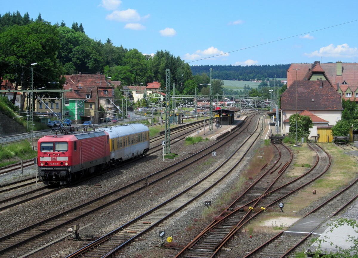 114 501 zieht am 06. Juni 2014 einen Messwagen durch Kronach in Richtung Lichtenfels.