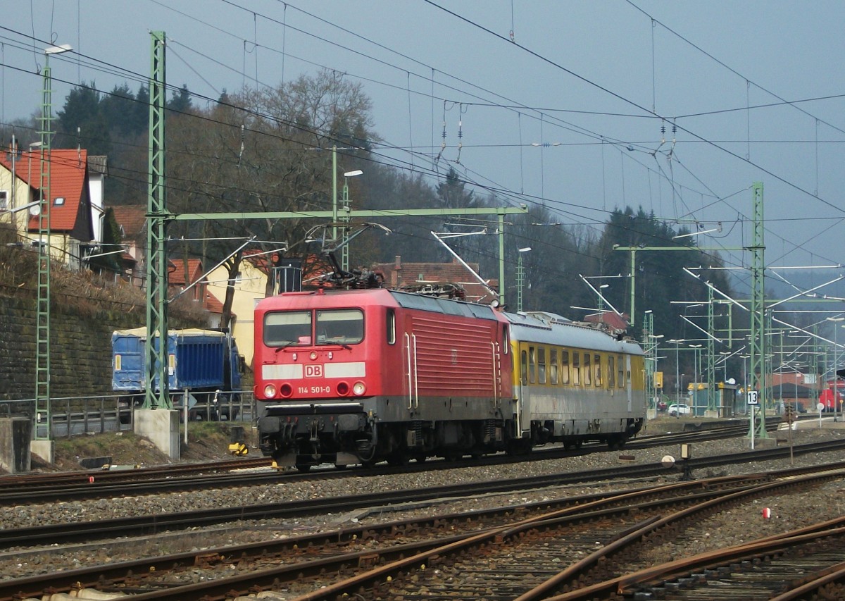 114 501 zieht am 06.Mrz 2014 einen Messwagen durch Kronach Richtung Lichtenfels.