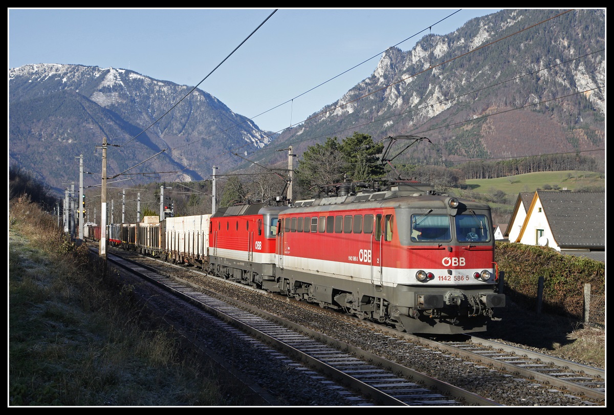 114 586 + 1144 101 mit Güterzug bei Payerbach am 4.12.2019.