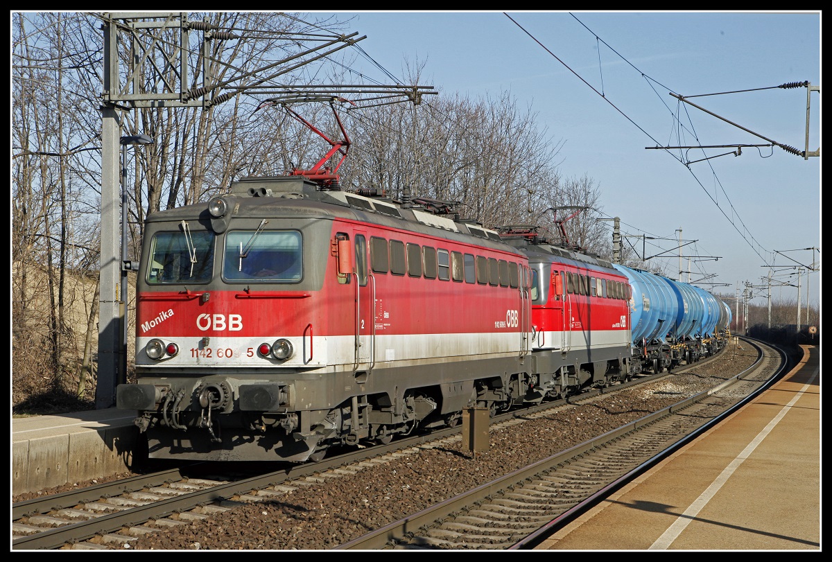 114 609 + 1142... fahren am 27.02.2019 mit einem Güterzug durch die Haltestelle Lanzendorf - Rannersdorf.